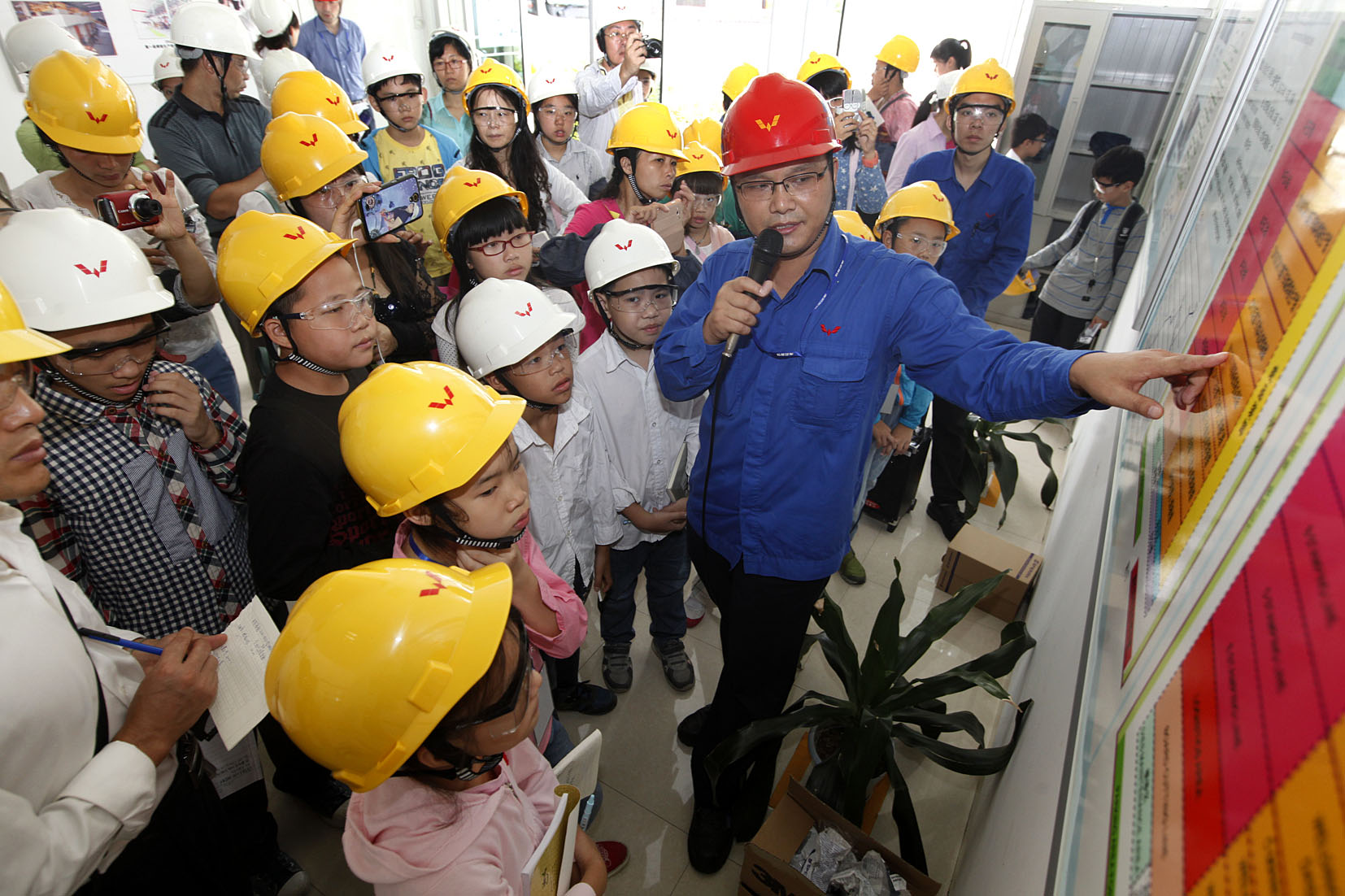 五菱员工向小记者们介绍冲焊件厂发展情况